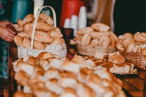 Paniers d'osier contenant des viennoiserie