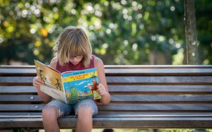 Un enfant assis sur un banc